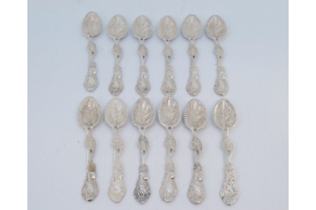 Conjunto de doze colheres de chá em prata relevadas com troncos folhas e conchas frisadas.